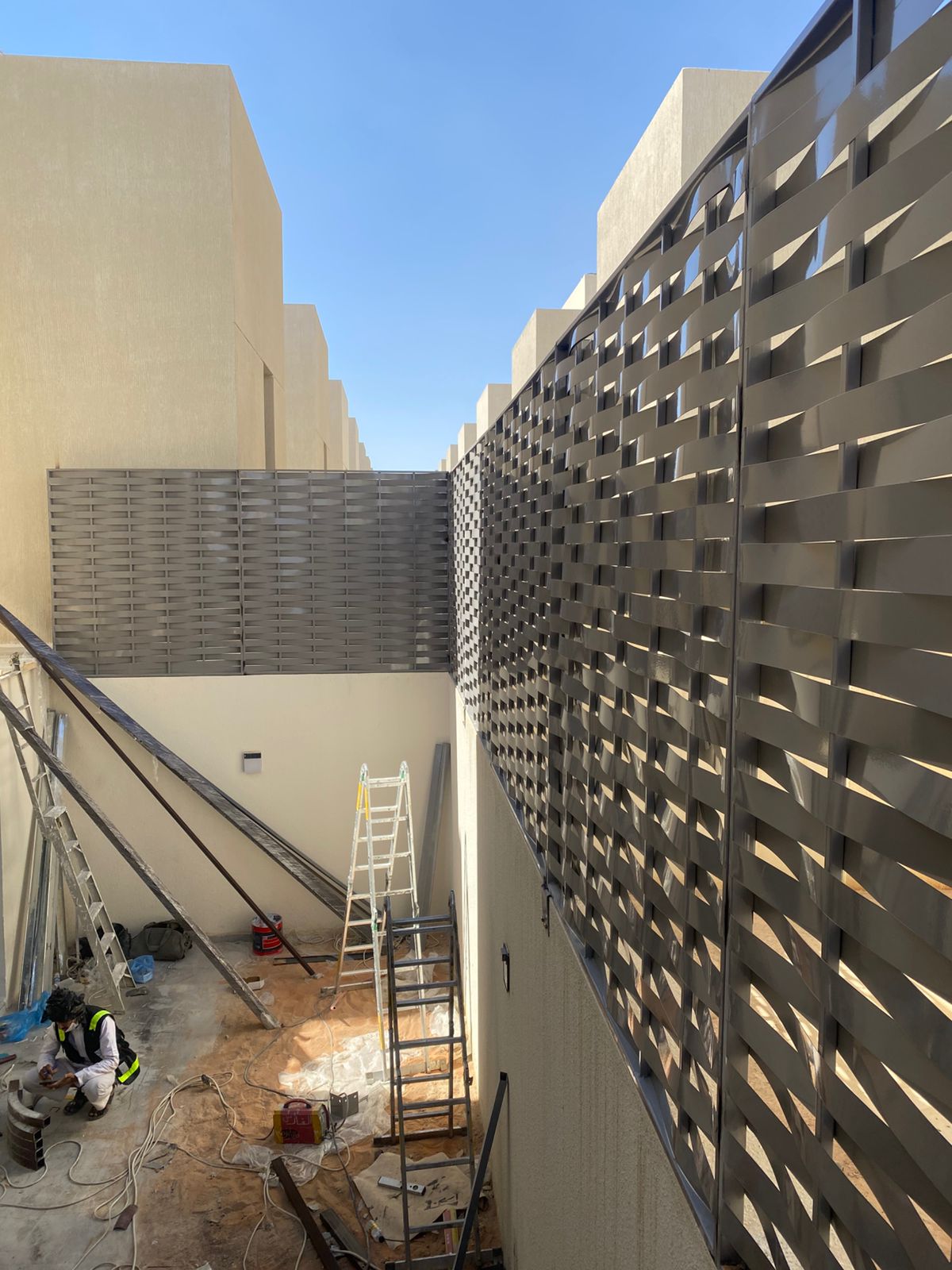 سواتر حديد مجدول في الرياض: الأسعار والمواصفات والمقارنة 2026