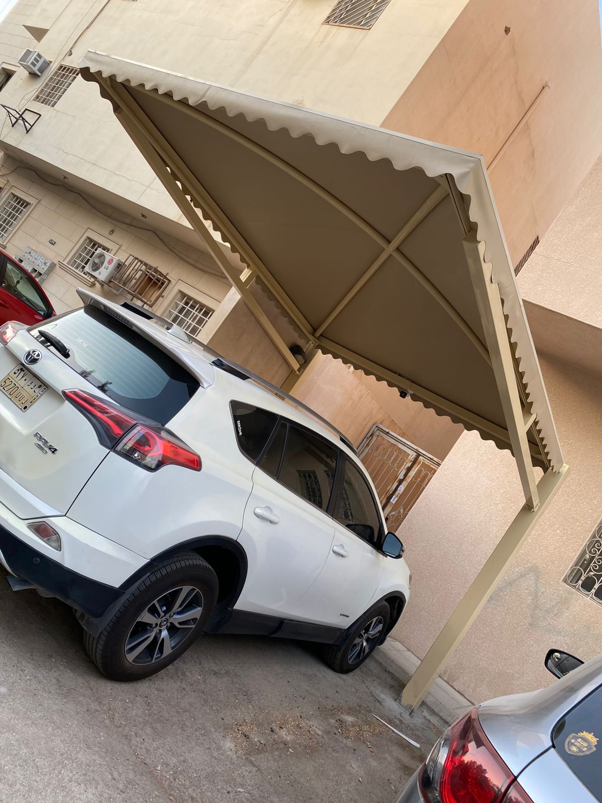 مظلة سيارات متحركة - فيلا الرياض - مؤسسة نفذ للمقاولات العامة